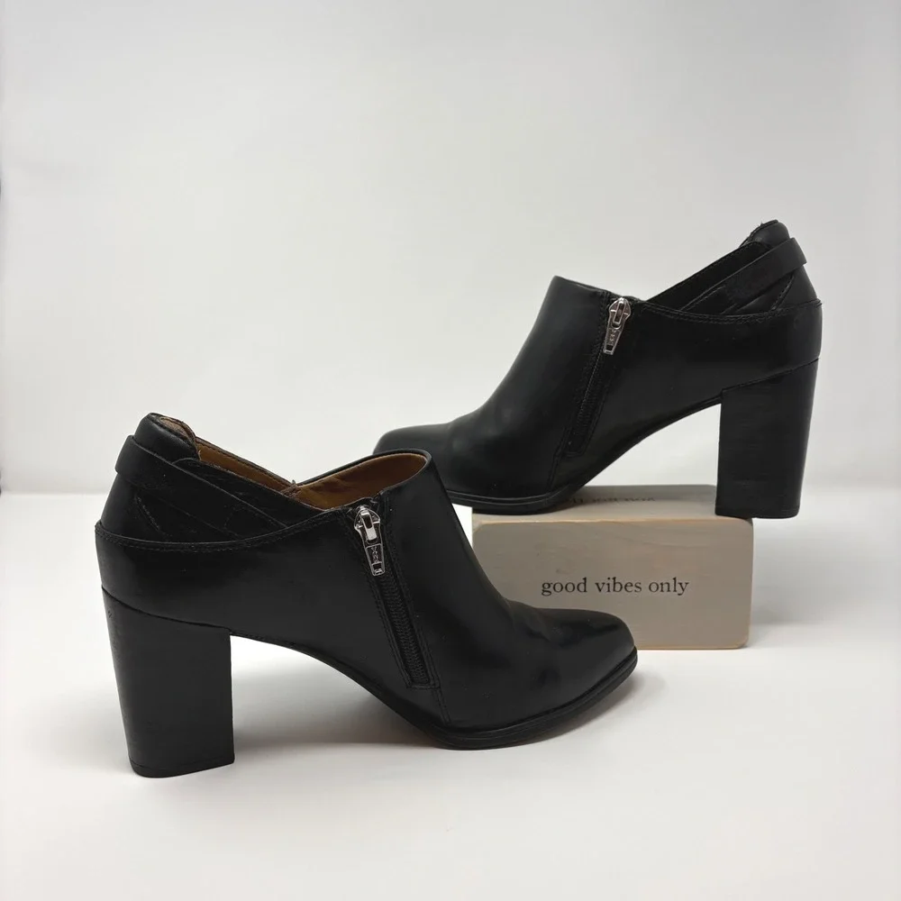 Clarks Artisan Black Leather Ankle Boots Womens 9M‎ Side Zip Buckle Block Heel